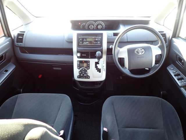 TOYOTA NOAH 2010