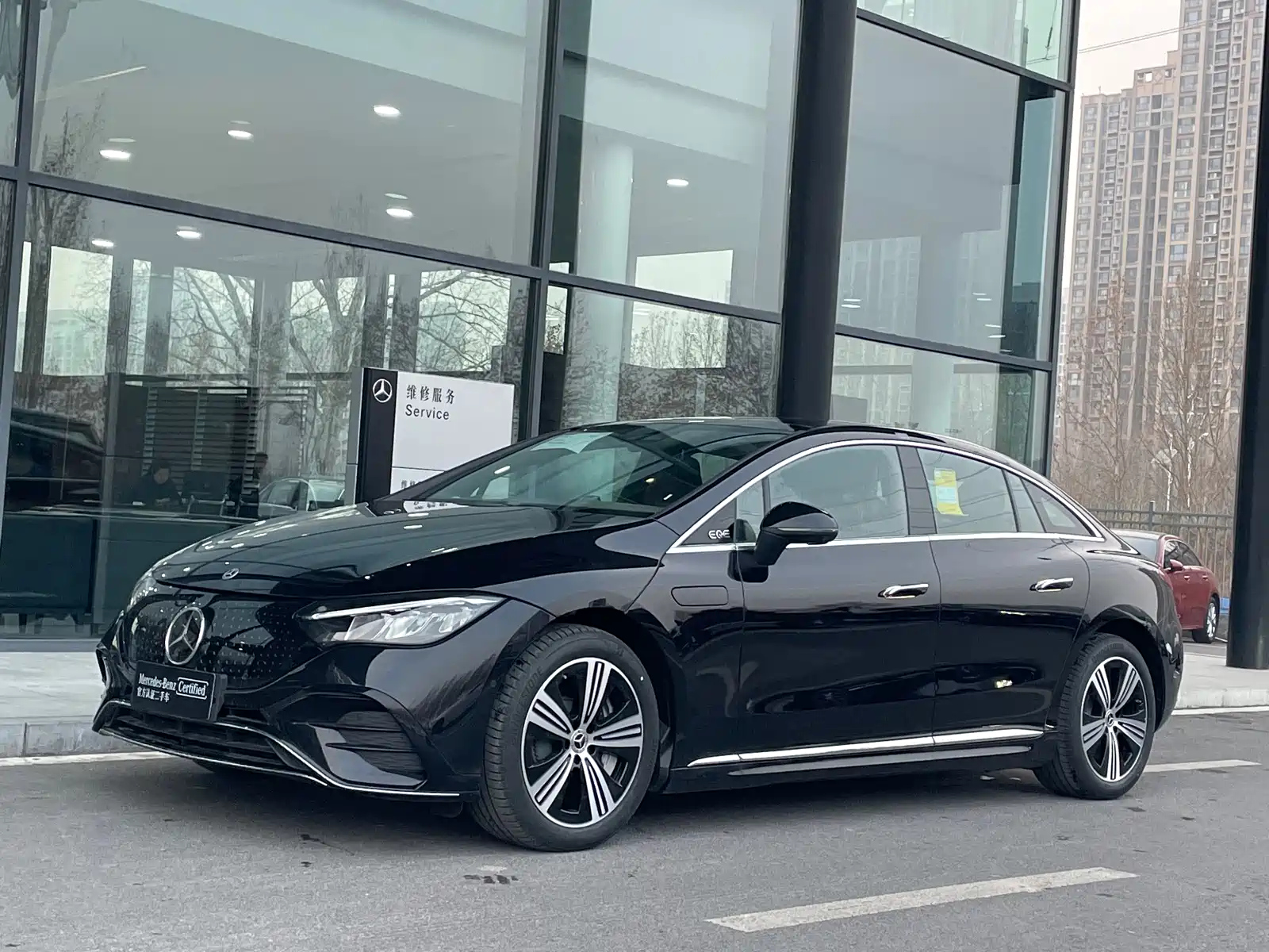 MERCEDES-BENZ EQE 2025