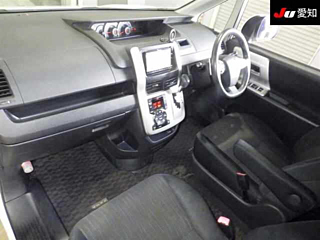 TOYOTA VOXY 2010