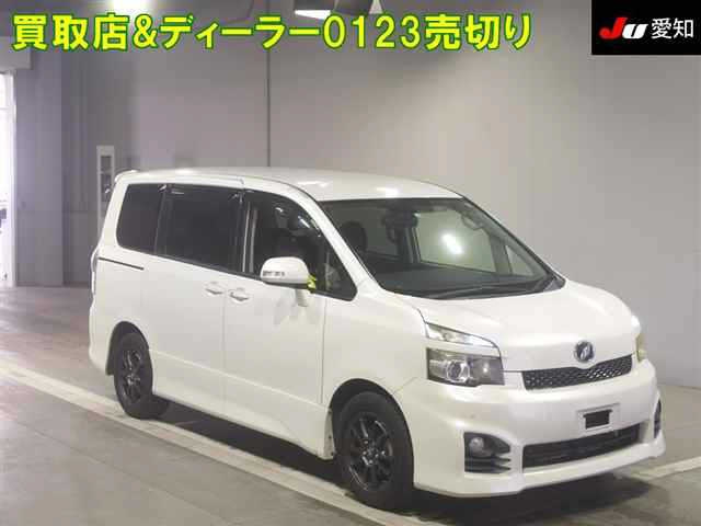 TOYOTA VOXY 2010