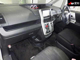 TOYOTA VOXY 2010