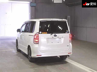 TOYOTA VOXY 2010