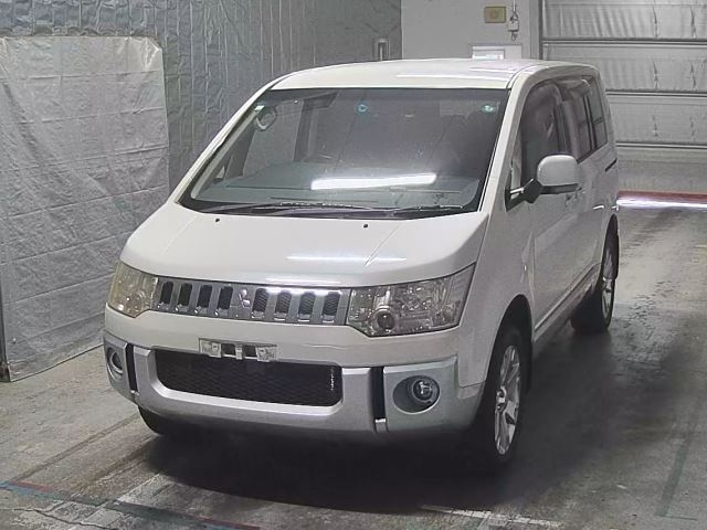 MITSUBISHI DELICA D5 2011
