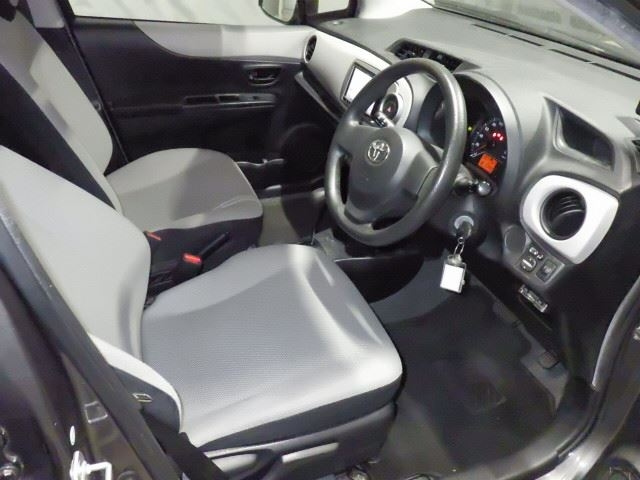 TOYOTA VITZ 2011