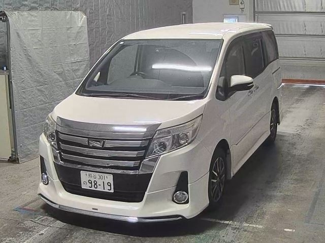 TOYOTA NOAH 2014