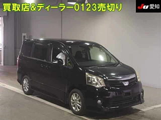 TOYOTA NOAH 2010