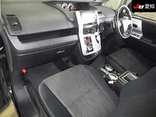 TOYOTA NOAH 2010