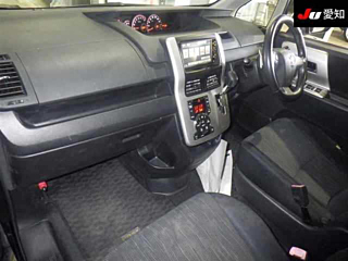 TOYOTA VOXY 2010