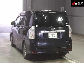 TOYOTA VOXY 2010