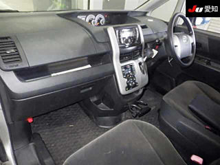 TOYOTA VOXY 2010