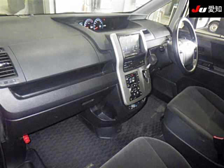TOYOTA VOXY 2012
