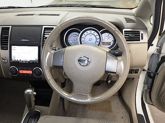 NISSAN TIIDA 2010