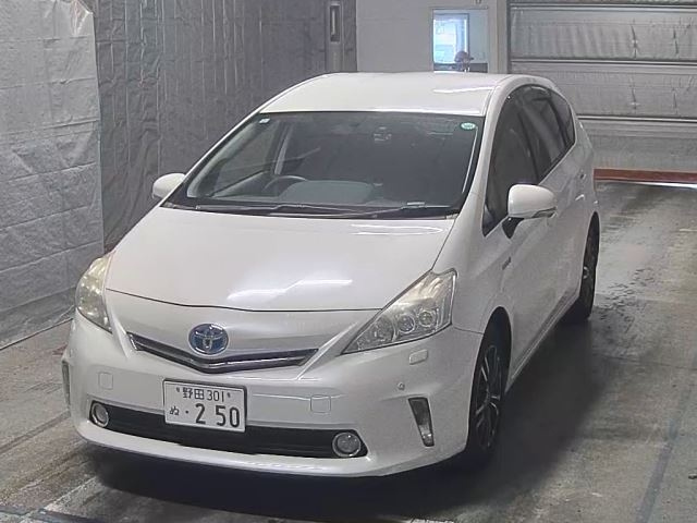 TOYOTA PRIUS ALPHA 2013