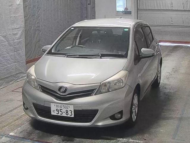 TOYOTA VITZ 2013