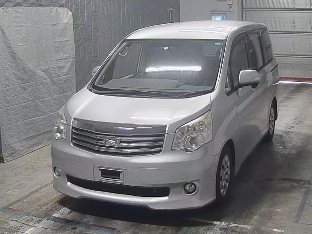 TOYOTA NOAH 2011