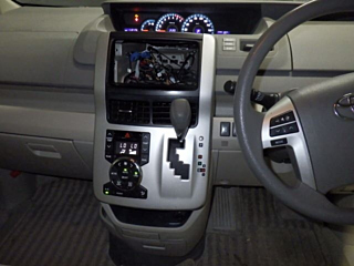 TOYOTA NOAH 2011