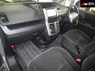 TOYOTA VOXY 2012