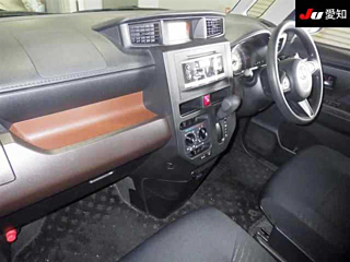 TOYOTA ROOMY 2017