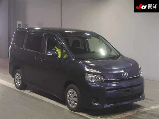 TOYOTA VOXY 2010