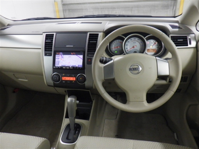 NISSAN TIIDA 2012