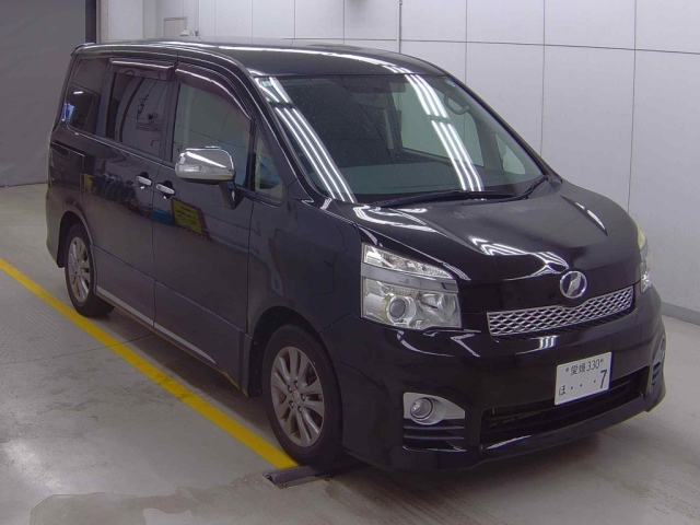 TOYOTA VOXY 2013