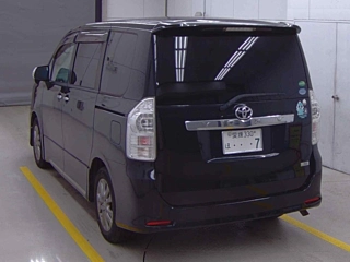TOYOTA VOXY 2013