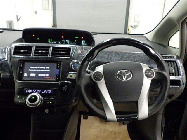 TOYOTA PRIUS ALPHA 2013