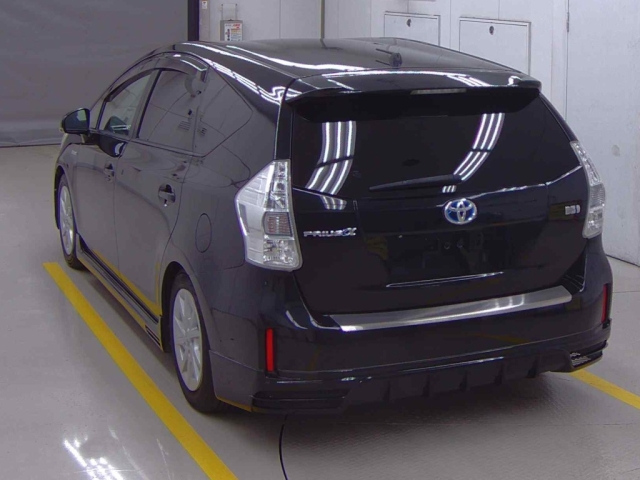 TOYOTA PRIUS ALPHA 2013