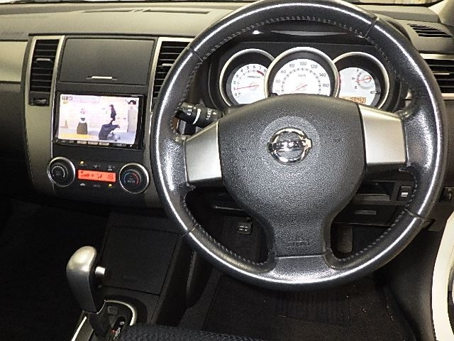 NISSAN TIIDA 2011
