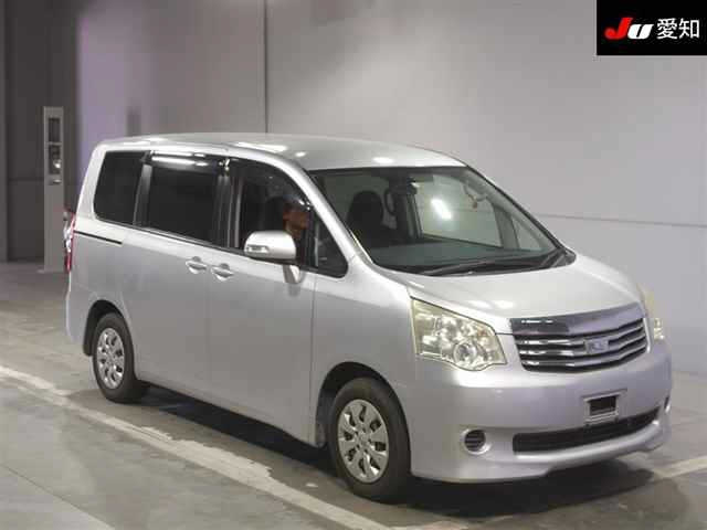 TOYOTA NOAH 2010