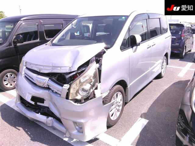 TOYOTA NOAH 2011