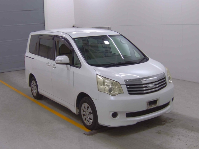 TOYOTA NOAH 2010