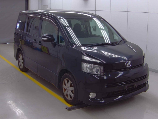 TOYOTA VOXY 2010