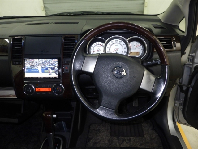 NISSAN TIIDA 2011