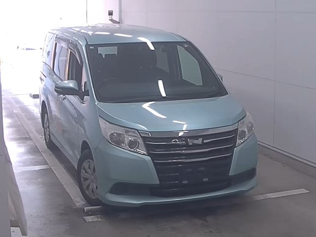 TOYOTA NOAH 2014