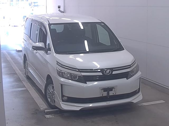 TOYOTA VOXY 2014
