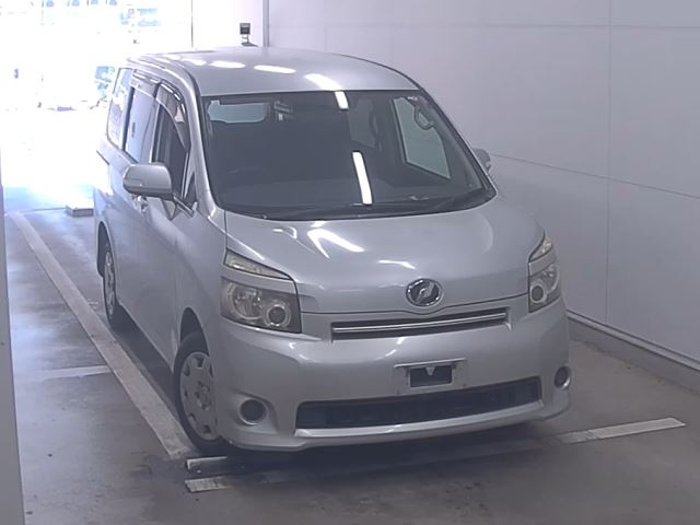TOYOTA VOXY 2010