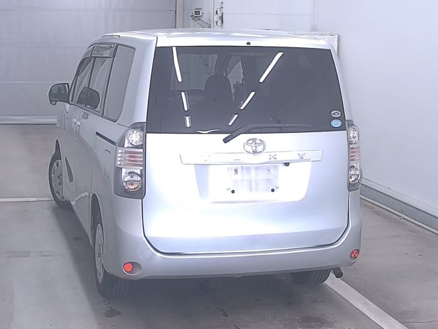 TOYOTA VOXY 2010