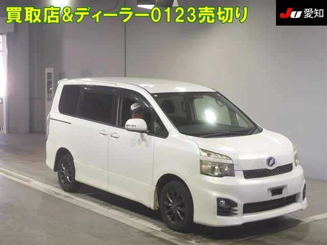 TOYOTA VOXY 2010