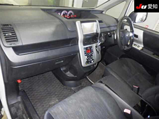 TOYOTA VOXY 2010