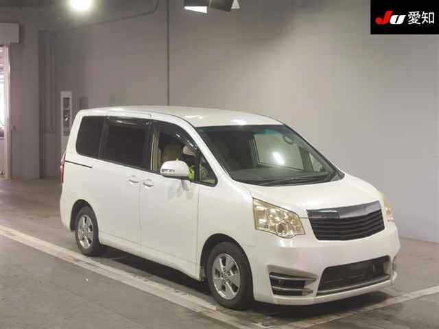 TOYOTA NOAH 2010