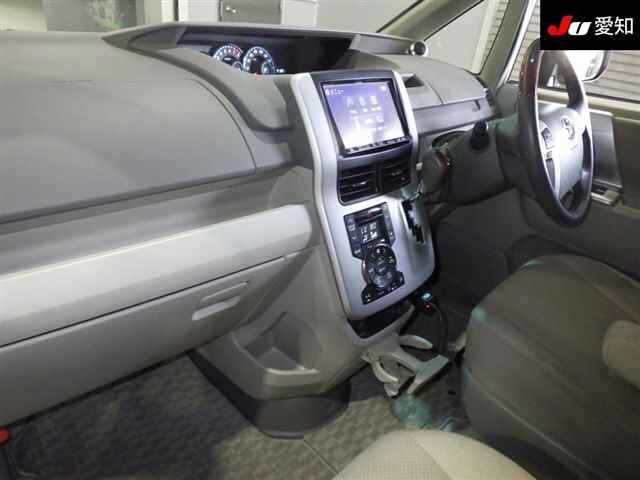 TOYOTA NOAH 2010