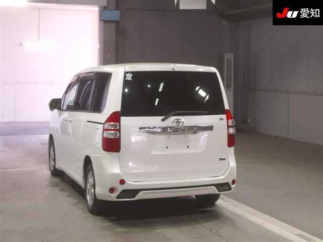 TOYOTA NOAH 2010