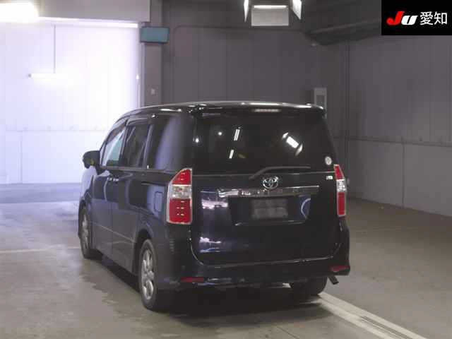 TOYOTA NOAH 2010