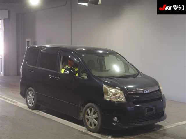 TOYOTA NOAH 2010