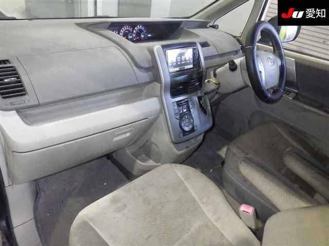 TOYOTA NOAH 2010