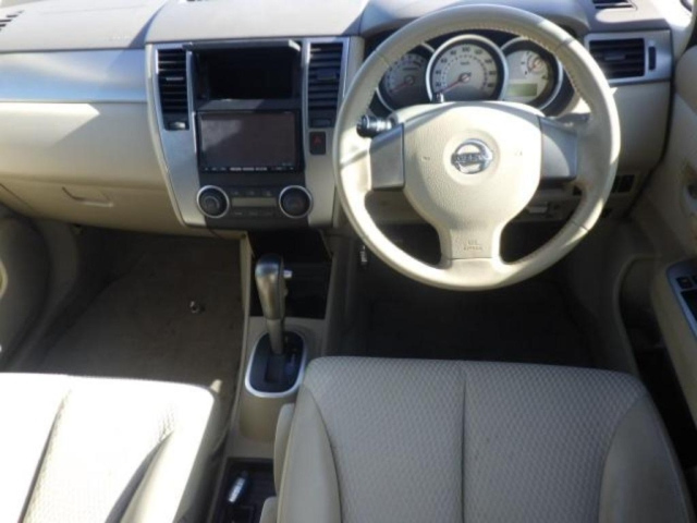 NISSAN TIIDA 2010