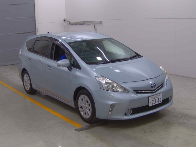 TOYOTA PRIUS ALPHA 2013
