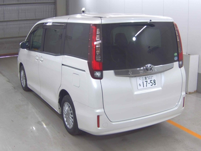 TOYOTA NOAH 2014