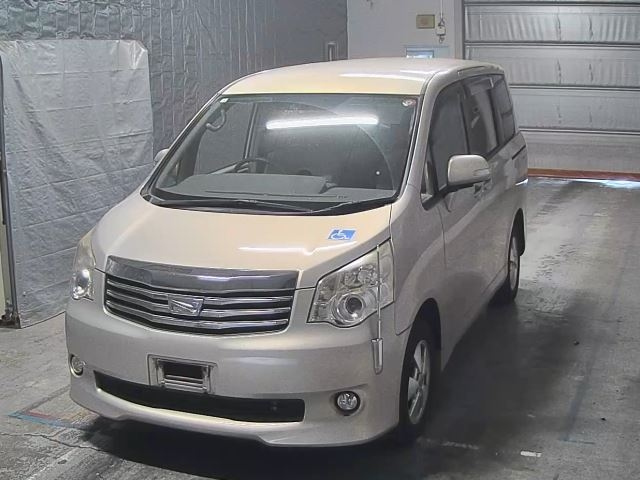 TOYOTA NOAH 2012